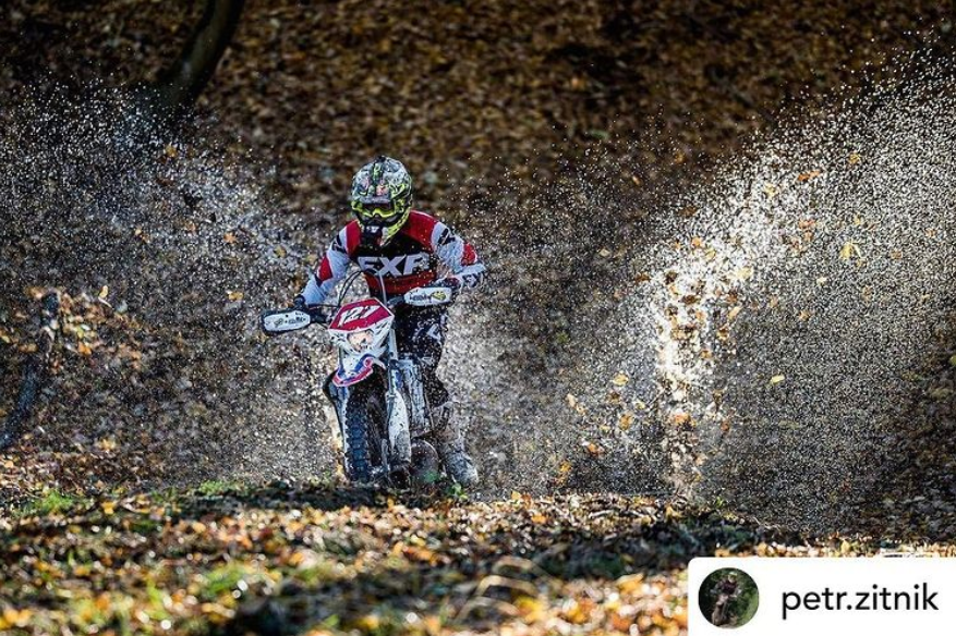 Bel_Ray's tweet photo. What a great shot 👏👏 Who else is ready to get back out on the bike? 🙌
Posted @withregram • @petr.zitnik 💦
.
.
.
#enduro #beta #2t #twostroke #fullsend #fullsendsonly #fxr #fxrracingeurope #fxrracing #branky #mitas #metzeler #zf #zffactory #suspension #race #belrayoils https://t.co/WGFkfOFZhl