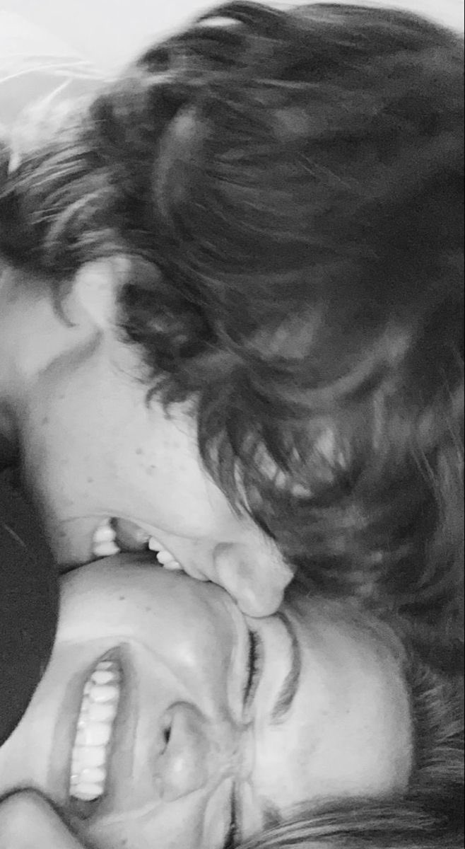 julie シ tweet media