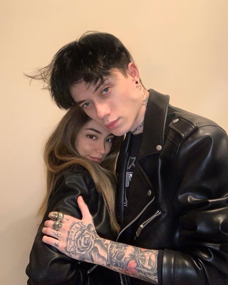 julie シ tweet media