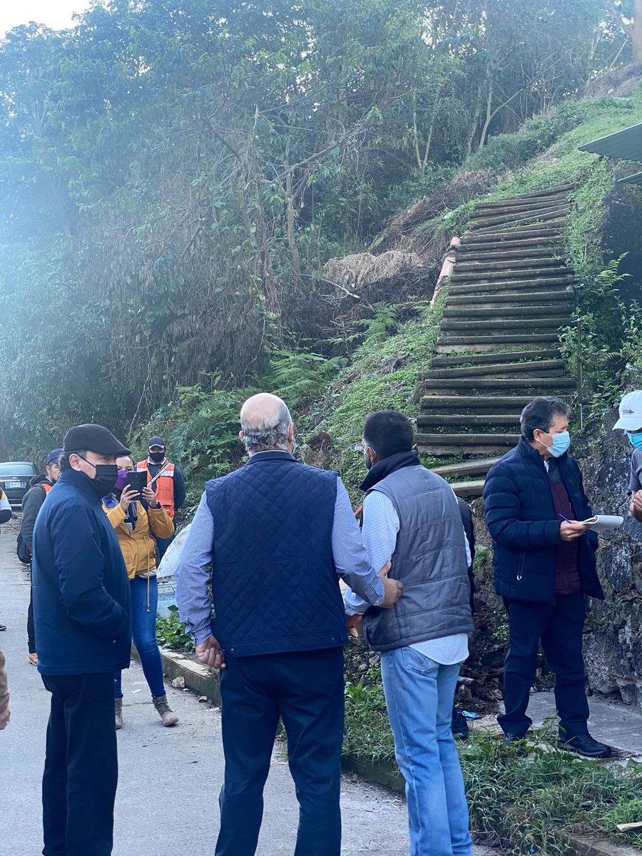 Esta mañana, el presidente municipal <a href="/ahuedricardo/">Ricardo Ahued Bardahuil</a>  acudió a la colonia Xalapa 2000 para dar atención al reporte recibido la noche del domingo, en el que se informó sobre las malas condiciones de unas escaleras ubicadas en dicha colonia.

#TrabajoYTransparencia
#Xalapa