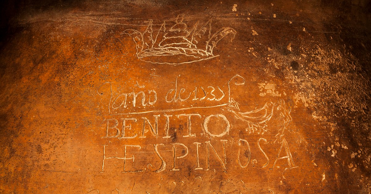 Algunas de las tinajas de nuestro territorio se han reparado utilizando grapas o lañas, y muchas de ellas aún conservan el nombre de los artesanos, fecha de fabricación o frases con referencia al vino. ¿Lo sabías? #PatrimonioBobal