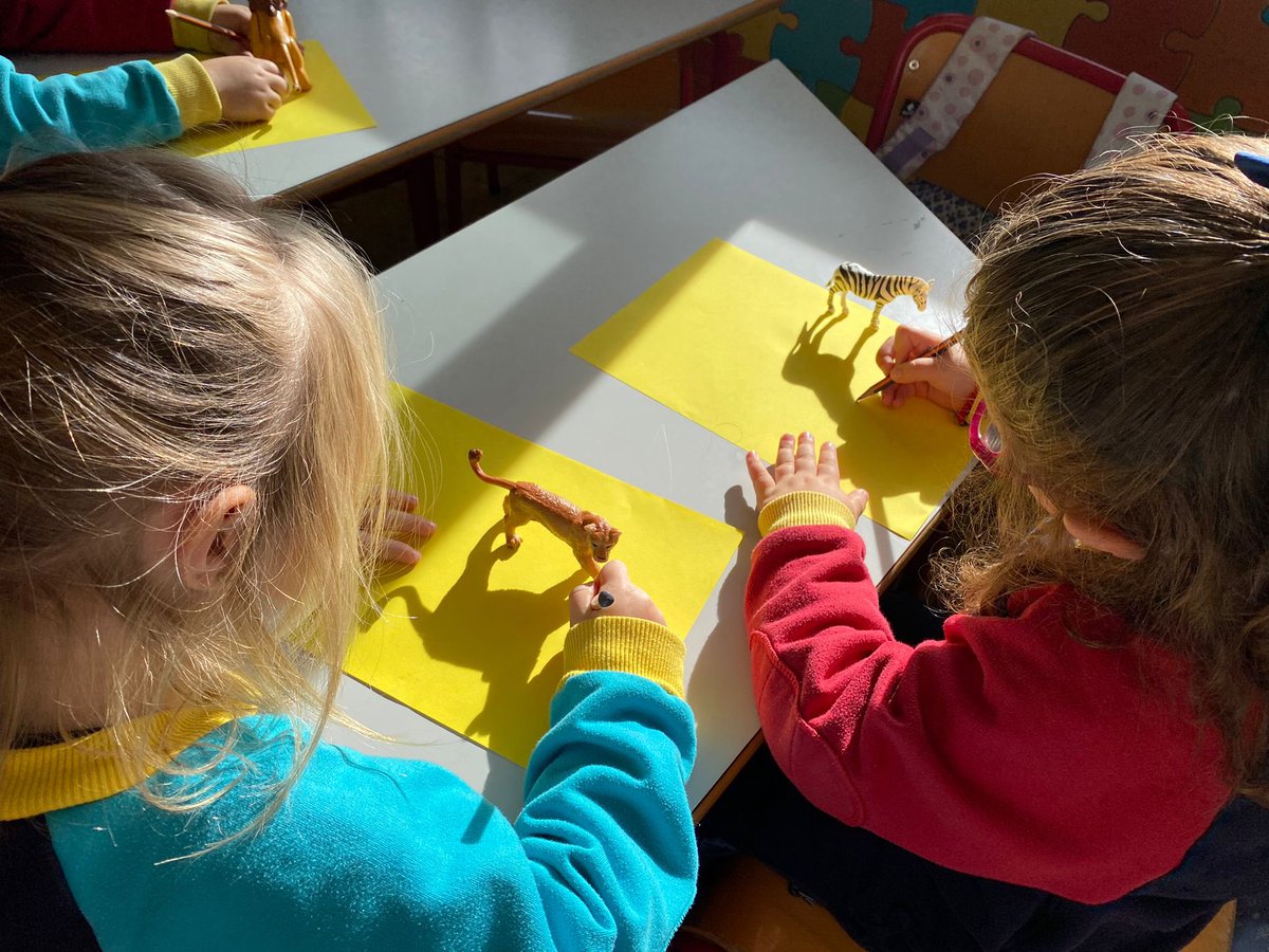 Csdomingo's tweet photo. En nuestro colegio aprovechamos hasta los rayos del ☀️ para desarrollar la creatividad de nuestros alumnos. En #AtelierInfantil nuestros alumnos de #Infantil4Años aprenden a dibujar animales. #ArtLovers #CreatividadModoOn #AprendoJugando #MiColeMola #Momentum #AsíEsNazaret https://t.co/A6mtKp3mfA