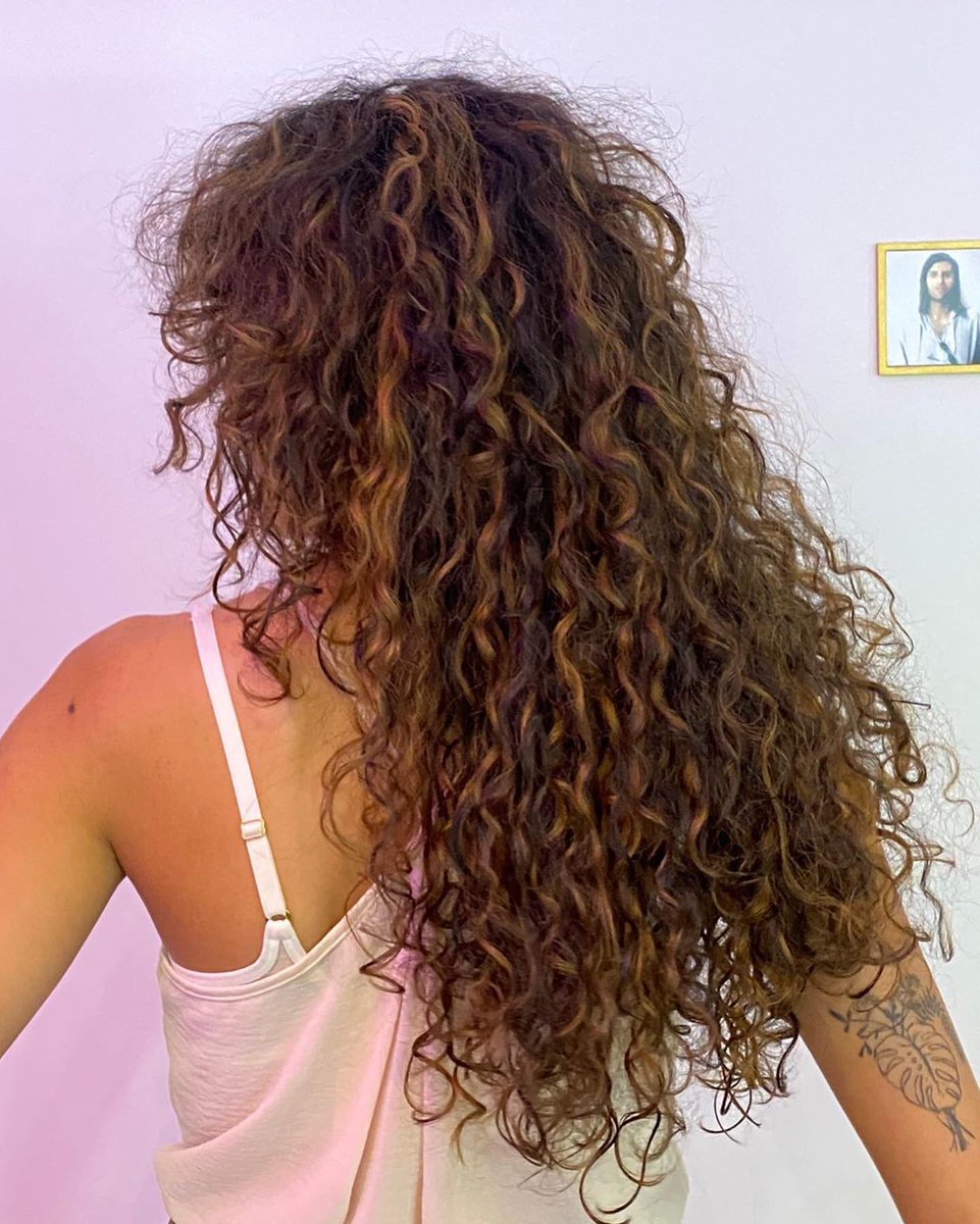 ¡Buenos días! Acá Manuela que llevaba varios años sin ir a una peluquería, se cortaba el pelo ella. Después de echar rulo con Nosotros, por fin salió feliz. ¿No es lo máximo que entiendan tu pelo? #derulopelu #crespos #crespospower #nuevolook #quintacamacho #chapinero