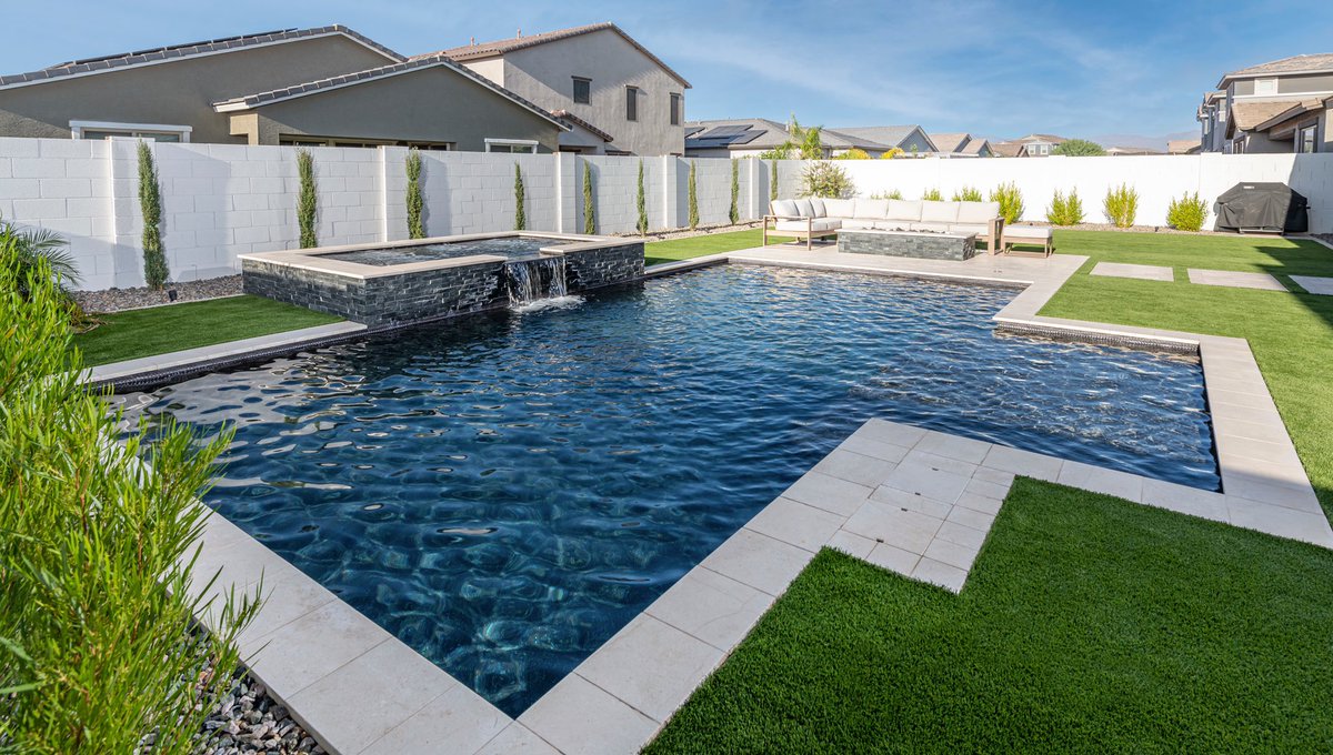 This modern pool is a stunner! 

✅ Baja Shelf
✅ Elevated Spa w/spillway
✅ Fire pit 🔥
✅ Travertine deck
✅ Synthetic Turf
✅ Landscaping

#ModernMonday #ModernPoolDesign #AZBackyardDesignIdeas #MondayMotivation