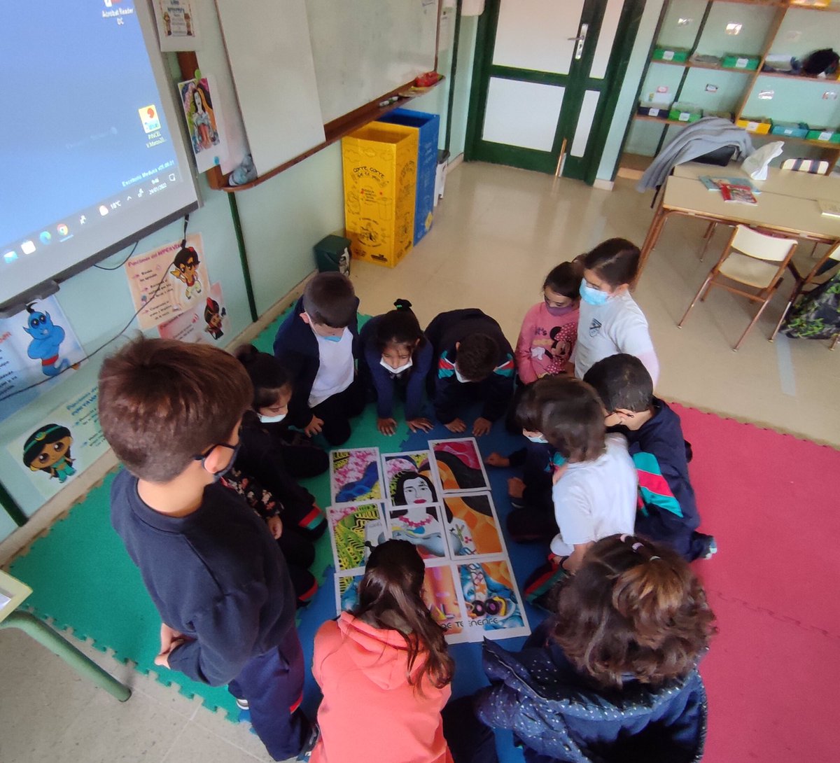 CEIPCaminoVilla's tweet photo. 🎭 #CarnavalEsCultura 

Hoy nuestro alumnado recibió la visita de unos embajadores muy especiales, las Murgas, que les hicieron entrega de unas cartas con puzles que descubrían carteles del Carnaval.

Con esta actividad comienza la temática del 2º trimestre: Carnaval es Cultura. https://t.co/045jYfqvpI