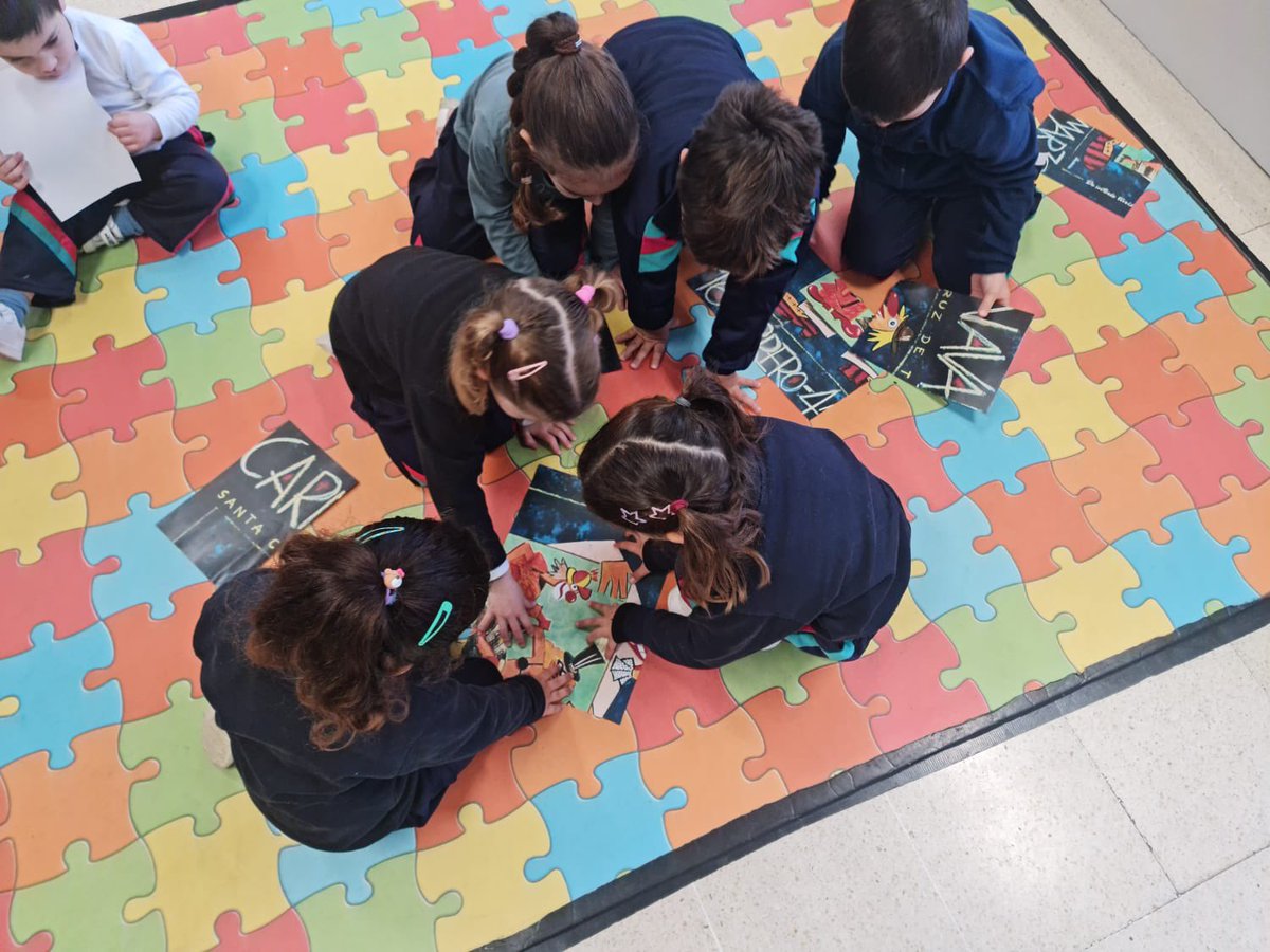 CEIPCaminoVilla's tweet photo. 🎭 #CarnavalEsCultura 

Hoy nuestro alumnado recibió la visita de unos embajadores muy especiales, las Murgas, que les hicieron entrega de unas cartas con puzles que descubrían carteles del Carnaval.

Con esta actividad comienza la temática del 2º trimestre: Carnaval es Cultura. https://t.co/045jYfqvpI