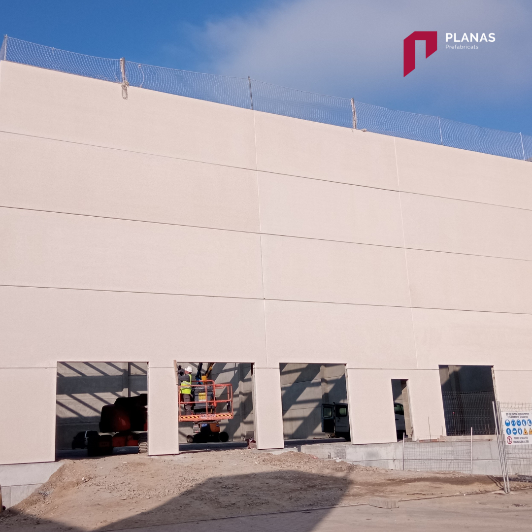 pref_planas's tweet photo. L'operador logístic Nordlogway ha confiat en Prefabricats Planas per a l'ampliació de la seva plataforma logística a Manlleu.

El nou edifici compta amb una superfície total de 4.000 m2, distribuïts en dues plantes.

#construcció #prefabricatsplanas #arquitectura https://t.co/j5RUCEOPK0