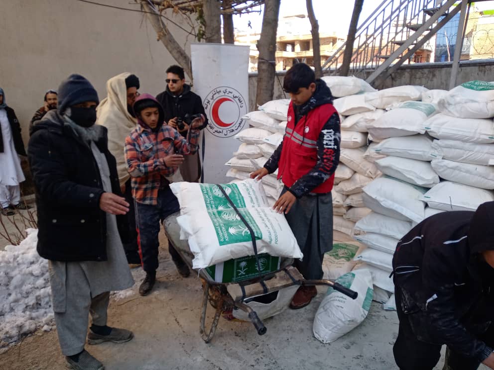 ARCSAfghanistan's tweet photo. Today ARCS distributed food items to 300 various needy and headless families in Kabul City. The aid  was handed over by King Salman charity foundation of Saudi Arabia to the ARCS ,which included 2 cartons of food items and 40 kg of flour for each family.
@KSRelief
@KSRelief_EN https://t.co/z17blJaYLS