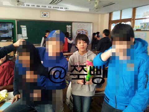 ไม่ว่าเพื่อนจะเล่นต่อสุ้ ใครจะโดนล้อกคอ แต่โน่ก้ยังยืนจกขนม