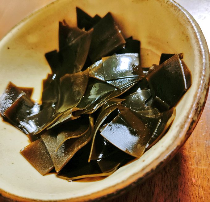 おでんのお出汁取った後の利尻昆布、佃煮にしたら美味しかったよ～!冷酒に絶対合う💕昆布大好き。。(甲状腺のアレで食べれないので一切れだけ) 