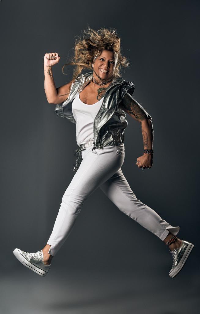 RosanaOficial's tweet photo. Si vas a soñar… EXAGERA!!!!! #masprontoquetardemasaltoquenunca #suenantamboresdeguerra #planve #felizlunes #unmundodiferente #teinvitoacreer #seapaganlaslucesseenciendenlossueños #rosana #todossomosmuchosyjuntossomosmas #prontoviviremoslosoñado https://t.co/EhRu4N0wNo
