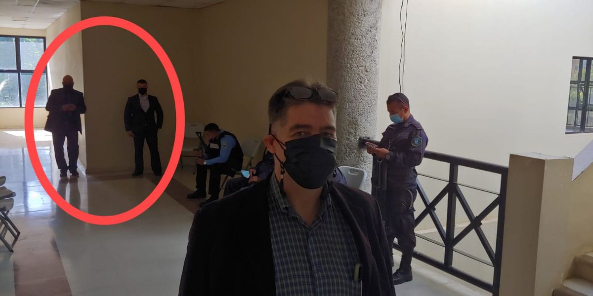 CoalicionLa's tweet photo. #URGENTE Delegación de CCI en juicio contra defensores de #Guapinol denuncia la presencia de hombres armados de protección privada dentro del palacio judicial como parte de la serie de actos de intimidación por parte de @MP_Honduras y Empresa Los Pinares. Deben salir de la sala. https://t.co/1Kd7GHQSbq