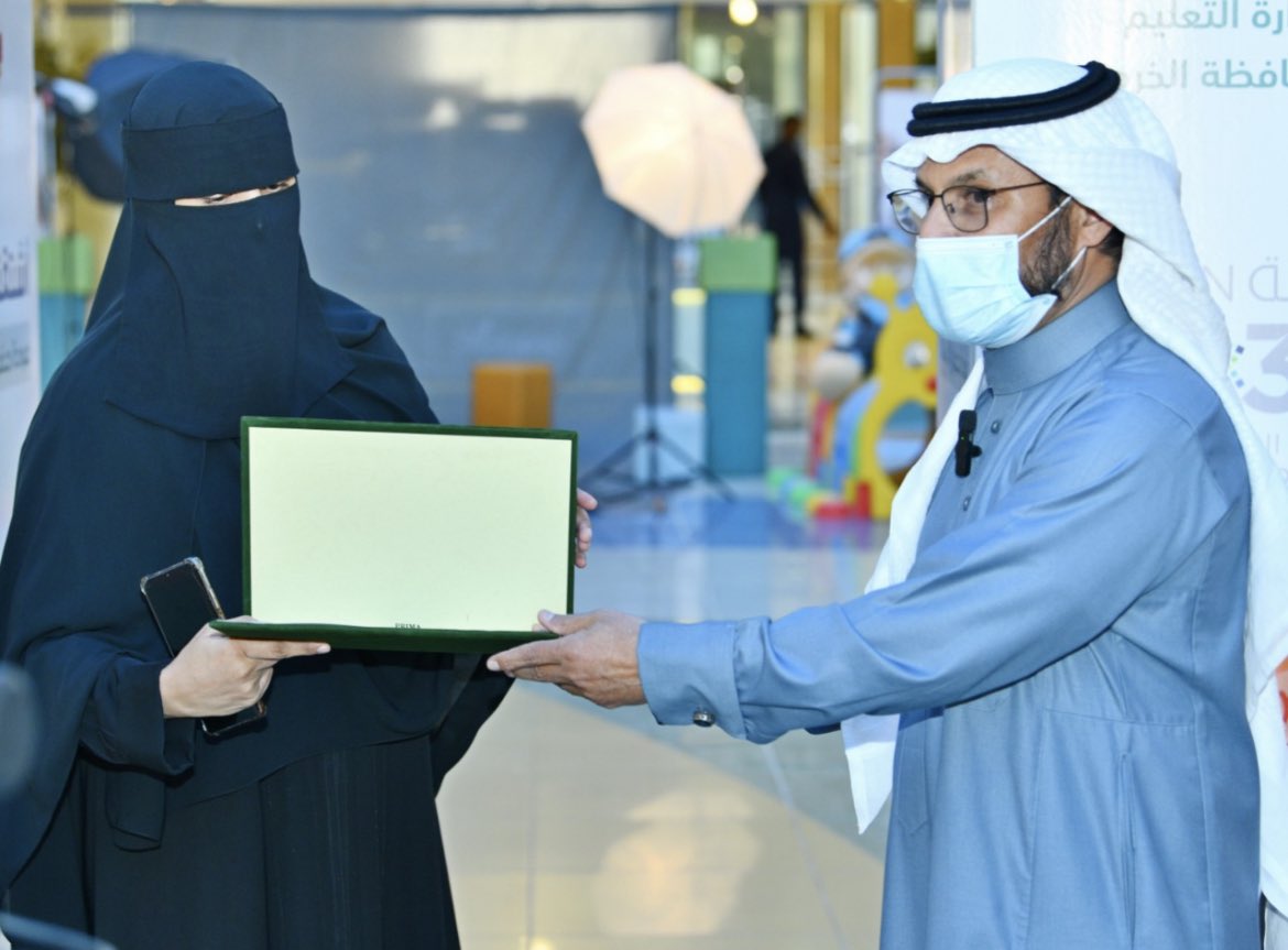 H_ALHARKAN's tweet photo. مشاركة مشرفة من غاليتنا أ.تركية المطيري في تقديم الاستشارات النفسية والأجتماعية والتربوية في المعرض التوعوي للعودة الحضورية للمرحلة الابتدائية ورياض الأطفال والمقام في الحديثي مول من س٤–٩مساءً فهي من الكفاءات الجديرة بالثقة ومنبع متدفق من العطاء والإخلاص مزيد من الإبداع المتجدد https://t.co/6LD6KACmRn