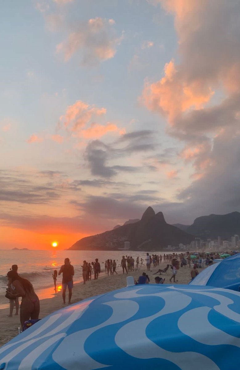 riodejaneiro's tweet photo. Sol, mar, pé na areia e muito lifestyle carioca…
Verão no Rio é assim! Confira uma foto incrível do que rolou no final de semana em Ipanema!
⚠️ Lembre-se de respeitar as medidas de prevenção à Covid-19;
📸 1 @mayaracutrim
#praiasrj #praiarj #veraonorio #sol #solnorio #mar https://t.co/0Gt4Q8l81M