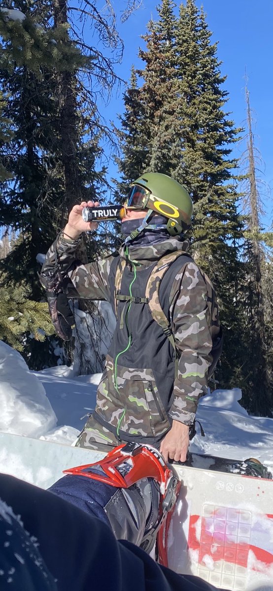DHuddy3's tweet photo. Snowboarding is @trulyseltzer the best❄️ https://t.co/w06TJs3bZ4