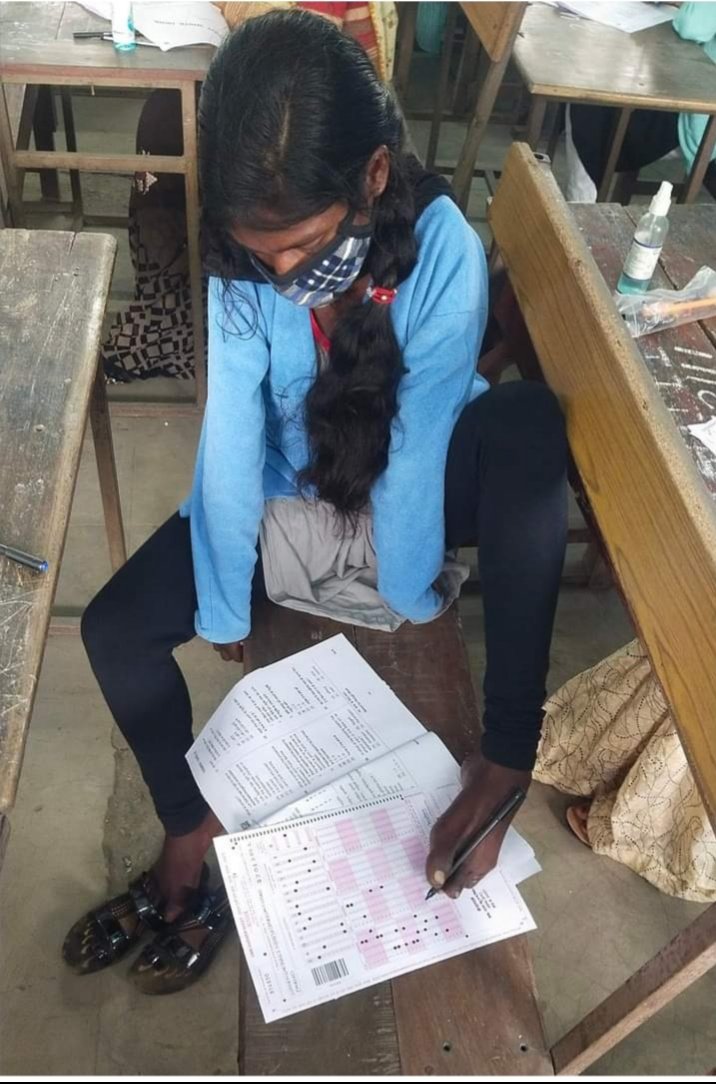 कोहरा...धुंध...सब छंट जाता है, जब इंसान कुछ करने का जज्बा रखता है।
ये तस्वीर देखकर आप समझ ही गए होंगे कि मैं क्या कहना चाहता हूँ।
बहारतीन चौहान पर्यवेक्षक परीक्षा देती हुई।
<a href="/bhupeshbaghel/">Bhupesh Baghel</a> <a href="/bprawatNOPRUF/">B P Singh Rawat (NOPRUF)</a>
 <a href="/CGTA_72763/">छत्तीसगढ़ टीचर्स एसोसिएशन CGTA</a> 
<a href="/AnilaBhendia/">Anila Bhendia</a> 
<a href="/GovernorCG/">Governor Chhattisgarh</a> 
<a href="/rashtrapatibhvn/">President of India</a>