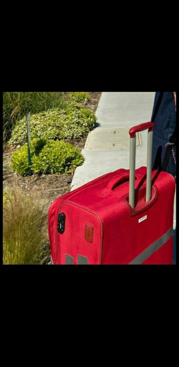 SofiaRosinsky's tweet photo. #redsuitcase #lostbaggage #fedex #lostsuitcase
Hello anyone! Just posting on the off chance that someone mistakenly received a lost suitcase shipped by FedEx. It has been missing since October. Wrong bag was delivered to us, which we returned, ours is still gone. Sentimental. https://t.co/XYpZU7beOn