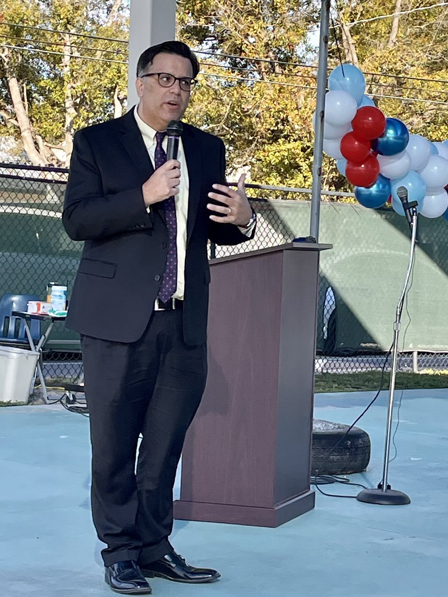 CouncilmanViera's tweet image. Great time at @Dunbar_Magnet for the B.E.S.T. White Coat 5th grade Ceremony. This program - supported by @hydeparkumc @MoffittNews &amp;amp; others - supports youth aiming for service in the medical field. Joined by many including @JaneCastor Commissioner Gwen Myers &amp;amp; @LynnSchoolBoard.