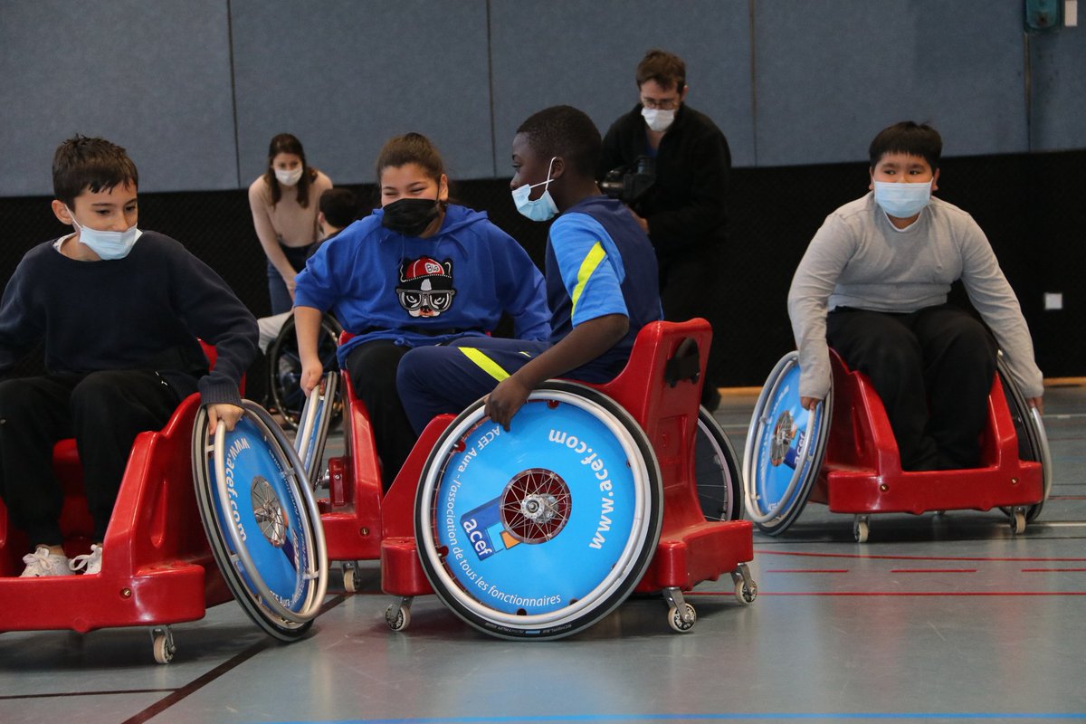 Le recteur <a href="/BenmiloudKarim/">Karim BENMILOUD</a> Benmiloud est à <a href="/Asm_Omnisports/">Asm Omnisports</a> pour ouvrir la semaine Semaine Olympique et Paralympique 2022.

2 écoles clermontoises participent à la 5e édition de l’École jaune et bleu.
♿️Handischool
🏉Rugby fauteuil
📚Aides aux devoirs
#SOP2022 #Mission30minutes