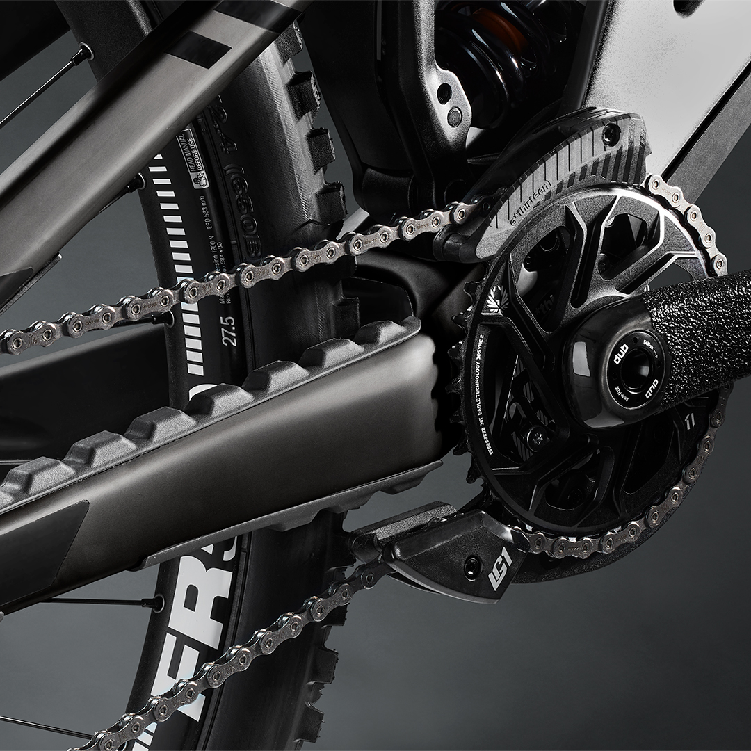 Built for the fastest and rowdiest downhill runs – The Sender CFR delivers a more controlled and responsive ride than ever before.