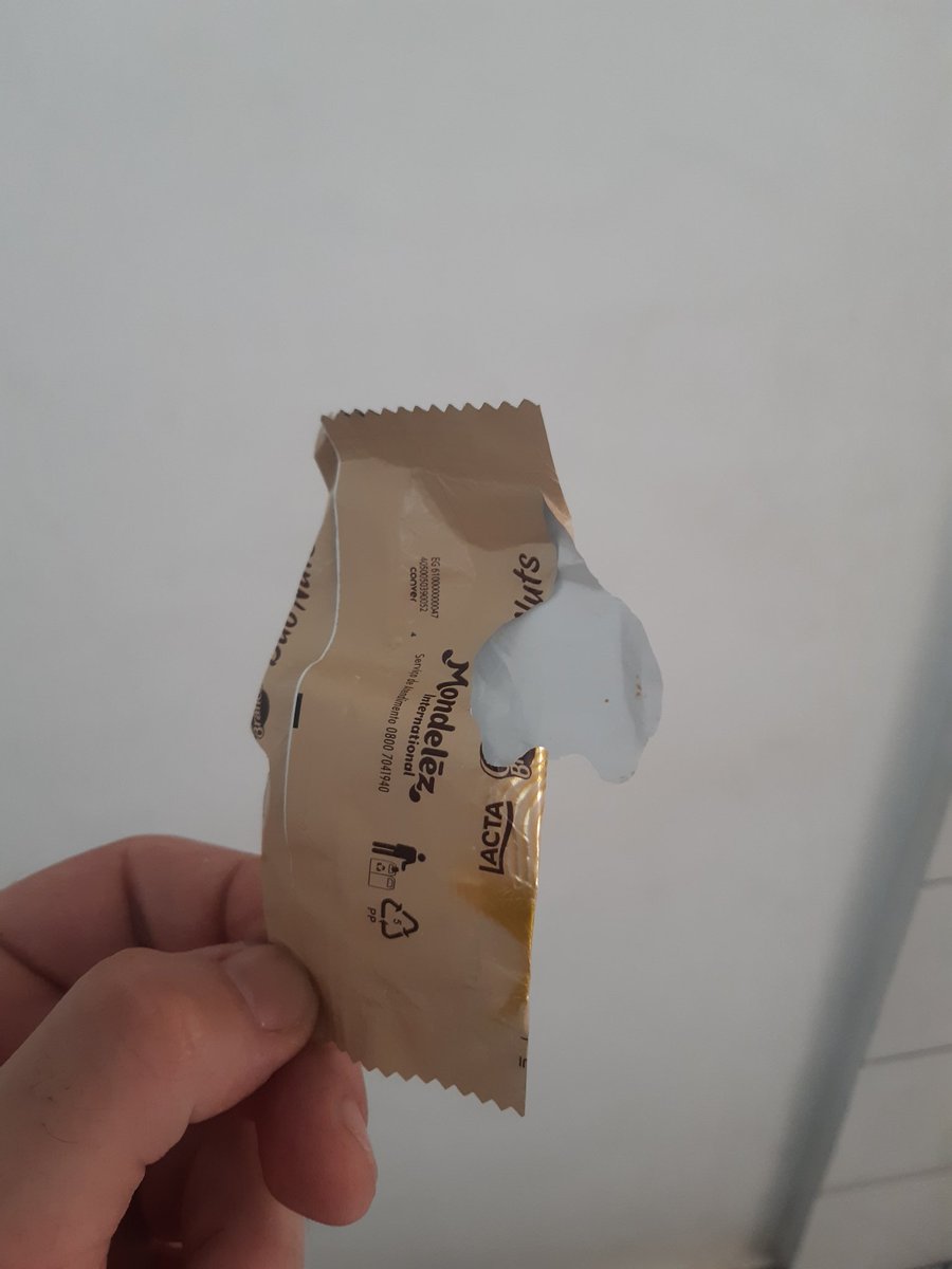 EckoTL1's tweet photo. Poxa @Lacta, eu gosto tanto dos seus chocolates, mas não é a primeira vez que eu compro a caixa vem um aberto :( https://t.co/D8G1b5Rw3T