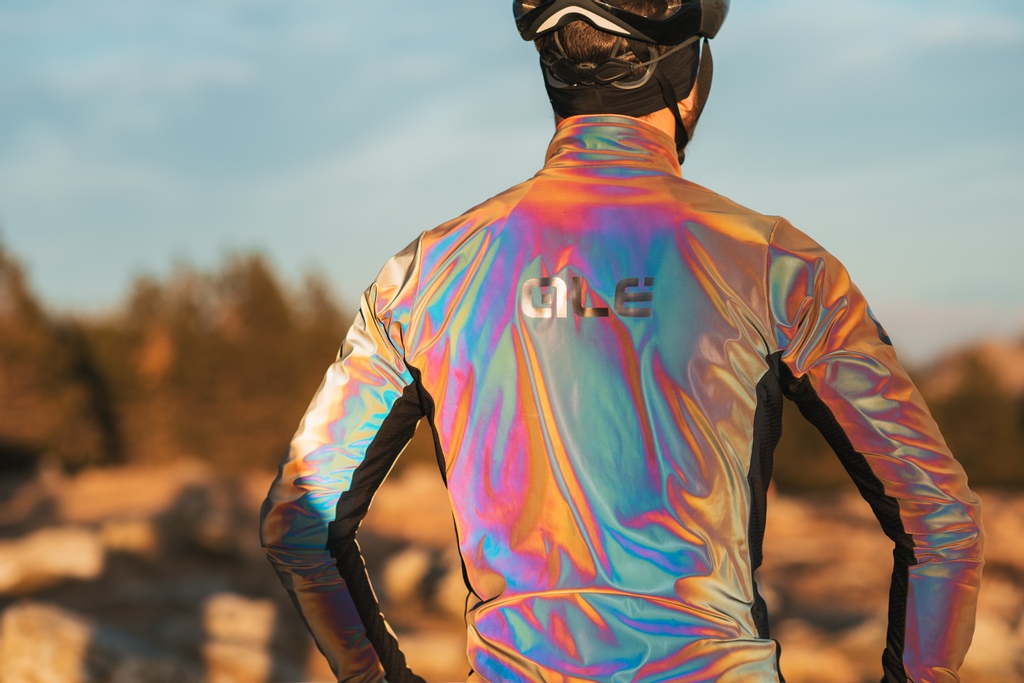 We're not quite out of the dark evenings just yet, so our chameleonic Alé Iridescent Jacket is remarkable for night visibility on those winter rides home from work. 👌🏼⁠

The fabric is covered with microspheres of glass that “light up” when illuminated by the headlights.