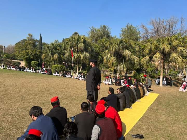 RahmanK555's tweet photo. پښتون سټوډنټس فیډریشن کیمپس هدایاتو مطابق نن په واړه یونټو کښې جنرل باډي غونډے ترسره شوې چې پکښې په ګڼړ شمیر زده کونکو شرکت وکړو
پښتون سټوډنټس فیډریشن کیمپس صدر په نګرانئ کښې ټولو زموارو ملګرو ژمنه وکړه چې باچاخان بابا اوونئ مناسبت سره به دستوره کښې په ګنړ شمیر سره شرکت کوؤ https://t.co/i1Gt8CVjkI