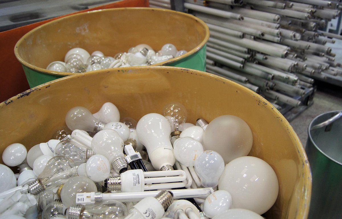 Netzwoche's tweet photo. Eine Tochter der #Barec-Gruppe, #Thèvenaz-Leduc hat eine neuartige #Recycling-Anlage gestartet. Diese trennt 97,7 Prozent des Quecksilbers von alten Elektrogeräten ab und überrascht mit ihren Werten selbst die @EmpaCH. https://t.co/L8DMCng6Di https://t.co/I73LKhmPqs