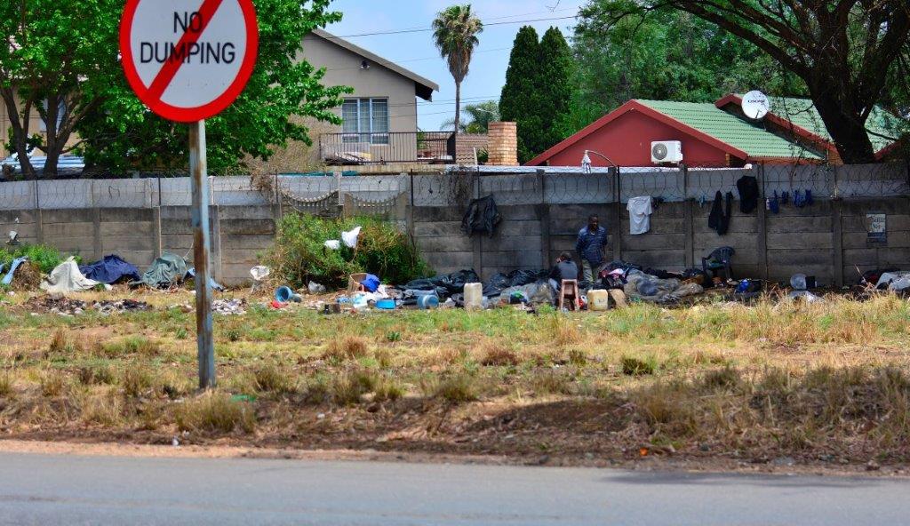 MildaP28's tweet photo. Please all tag @jacobMamboloSA @FredNelDA @Ward69centurion 

#R101
#R114
#CleanUpYourMess

Make our tax money and our fuel levies work for us please 🙏 😢 https://t.co/nXYEIfYgxO