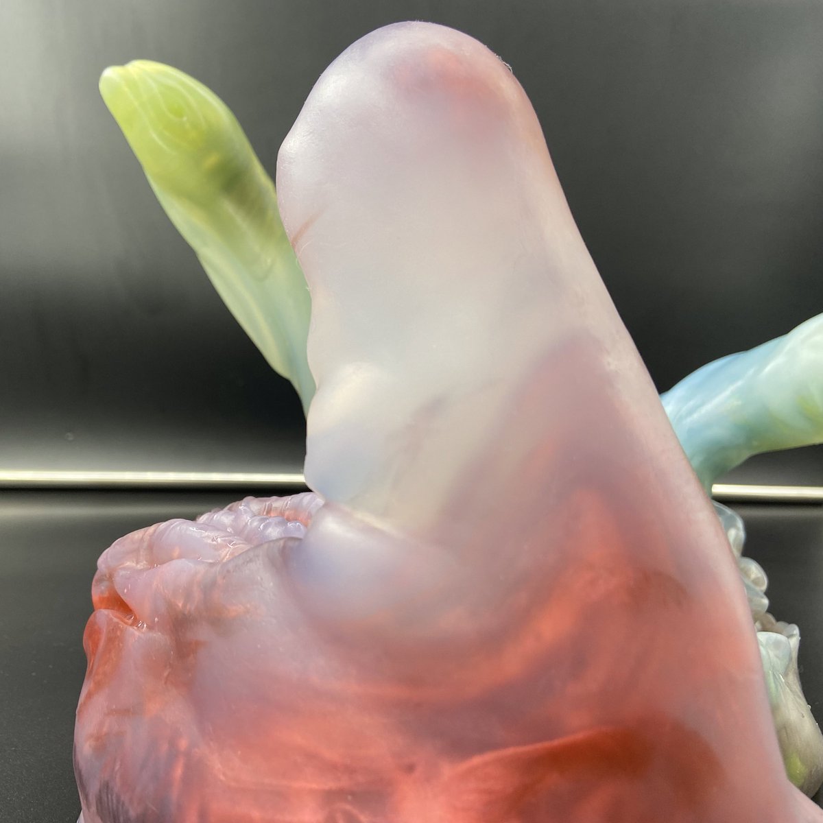 _organic_robot's tweet image. finally broke down and got a big sturdy light box (not yet sure how to use it, background-wise, but it’s progress!)