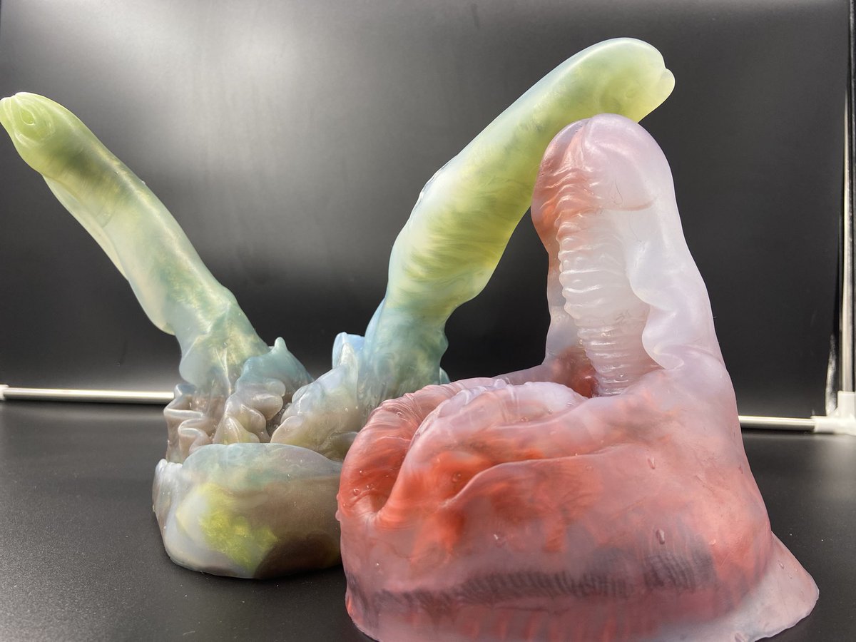 _organic_robot's tweet image. finally broke down and got a big sturdy light box (not yet sure how to use it, background-wise, but it’s progress!)