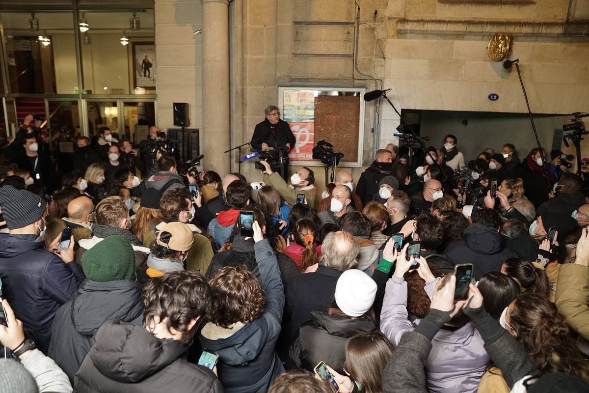 Énormément de monde dans les rues pour le meeting de #MelenchonBordeaux : comme dans les précédents meetings de <a href="/JLMelenchon/">Jean-Luc Mélenchon</a>, les salles ne suffisent plus à acceuillir la foule venue soutenir l'Union populaire.

Le nouvel étage de la fusée est bien parti !