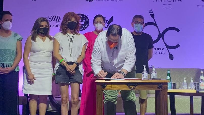 ✨En el marco de la tercera edición de #OficiosCulinarios se llevó a cabo la Firma del Acuerdo Nacional para las #MejoresPrácticasRestauranteras, junto a destacados Chefs y miembros de la industria, de las diferentes zonas del territorio nacional.

#MéxicoGastronómico <a href="/cmexicana/">Culinaria Mexicana</a>