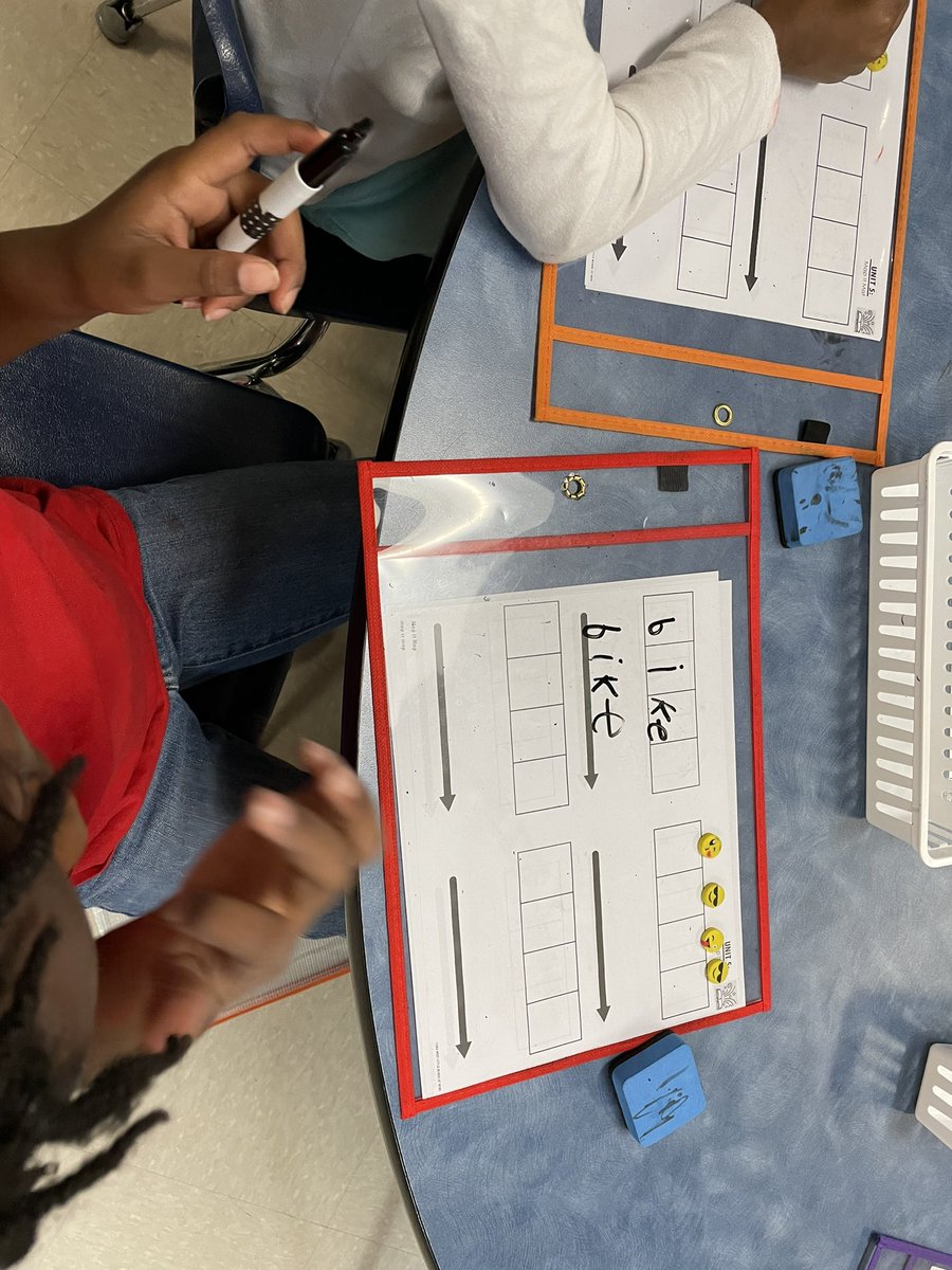 PraisyThomas2's tweet photo. Great to see strong phonics instruction in small groups in first grade! @pisdlachat @pisdesela @PISDTRA https://t.co/Ab8Ynnu9mz