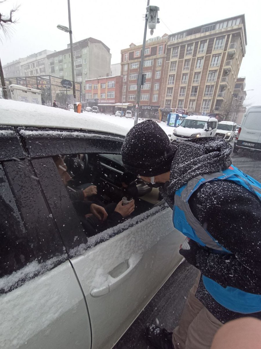 tugvasultangazi's tweet photo. Yolda kalan vatandaşlarımıza sıcak çay ikram ederek hem içlerini hem de gönüllerini ısıttık. #TÜGVA sizinle her yerde☺️☕❄️ https://t.co/QjXUUiEskA