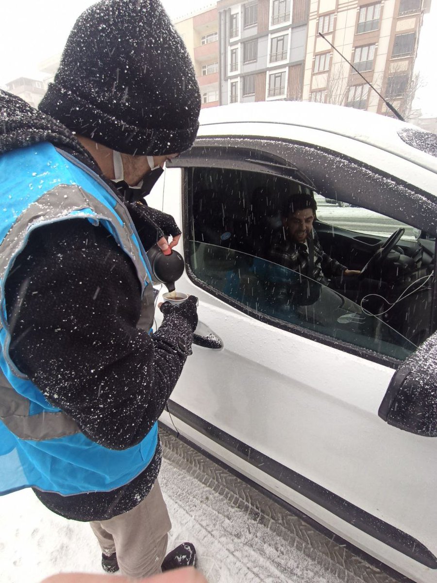 tugvasultangazi's tweet photo. Yolda kalan vatandaşlarımıza sıcak çay ikram ederek hem içlerini hem de gönüllerini ısıttık. #TÜGVA sizinle her yerde☺️☕❄️ https://t.co/QjXUUiEskA