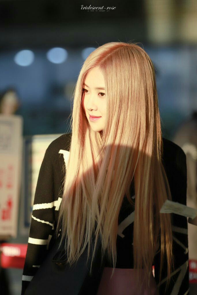 rshourly's tweet photo. #로제 #ROSÉ https://t.co/NTzV4EWngV