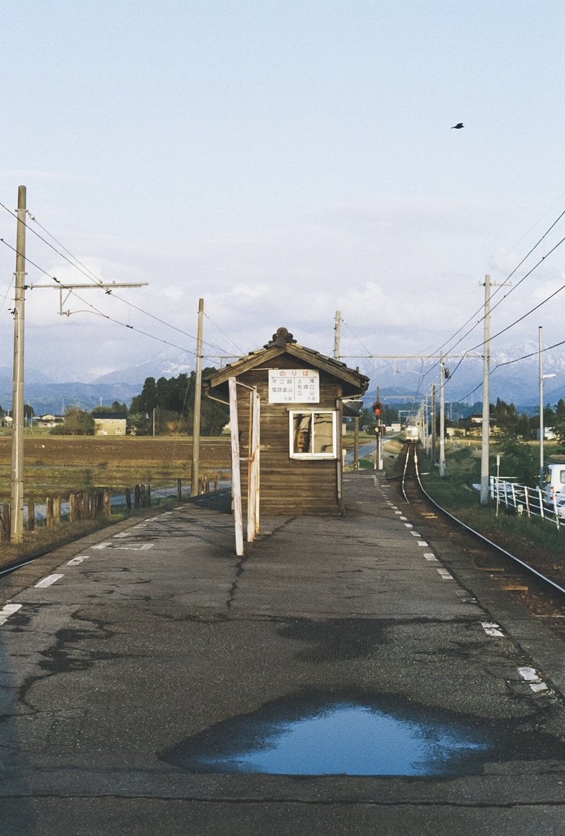 147__HP's tweet photo. 中心駅を町ぐるみで複合施設にしたり、新駅設置したり、積極的な点は良いんですが、さほど手のついていない田舎の駅もまだまだ元気。いろんな駅の表情も地鉄に乗るたのしさです。 https://t.co/2NxCmZM1p6