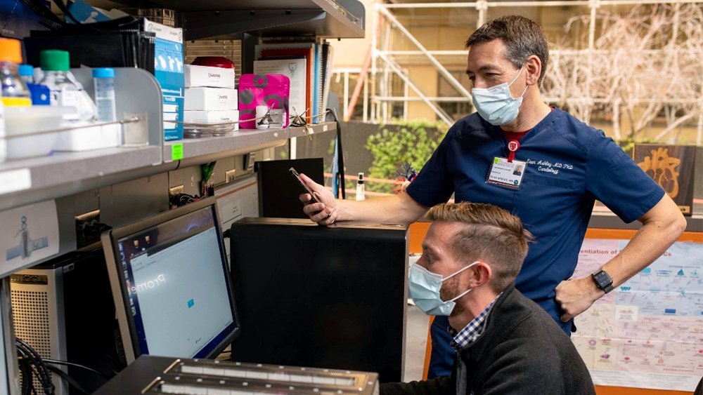 StanfordBioX's tweet photo. Stanford Bio-X faculty @euanashley, Jon Bernstein, @joshuawknowles, and Courtney Wusthoff, with lead author Dr. John Gorzynski, set the world record for the fastest DNA sequencing technique, sequencing a human genome in 5 hours and 2 minutes!

Read more! https://t.co/l99eI088CT https://t.co/ABuURd7HPH