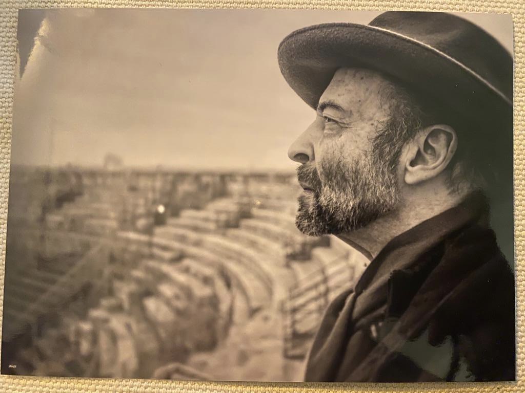 Assassiné par l’indifférence.
Ce soir 19h20 sur France Info TV mon hommage au photographe René Robert, mort seul dans une rue passante de la capitale sans que personne ne s’arrête et lui porte secours…et ce que cette tragique et révoltante fin de vie nous apprend de nous-mêmes