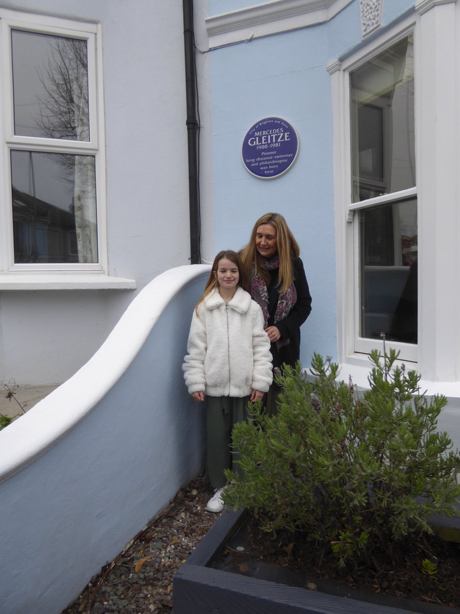grannylovekin's tweet photo. @BrightonWHG Some great pictures taken at the Blue plaque to #MercedesGleitze….world breaking long distance swimmer. Born and celebrated in Brighton today ! https://t.co/5Tz1h67wOg