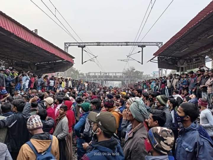 brajeshkrSony's tweet photo. ऐसी तस्वीरें उम्मीद को जिन्दा रखतीं हैं.... 
ऐसी तस्वीरों मे जो युवा पीढ़ी के लोग हैं न...
वो जिन्दा लोग हैं! रेलवे की परीक्षा में गड़बड़ी के खिलाफ बिहार के पटना राजेंद्र नगर टर्मिनल एवं आरा स्टेशन पर छात्रों का हुजुम।
#no_cbt_2_in_group_d https://t.co/gB2N0PAQZ4