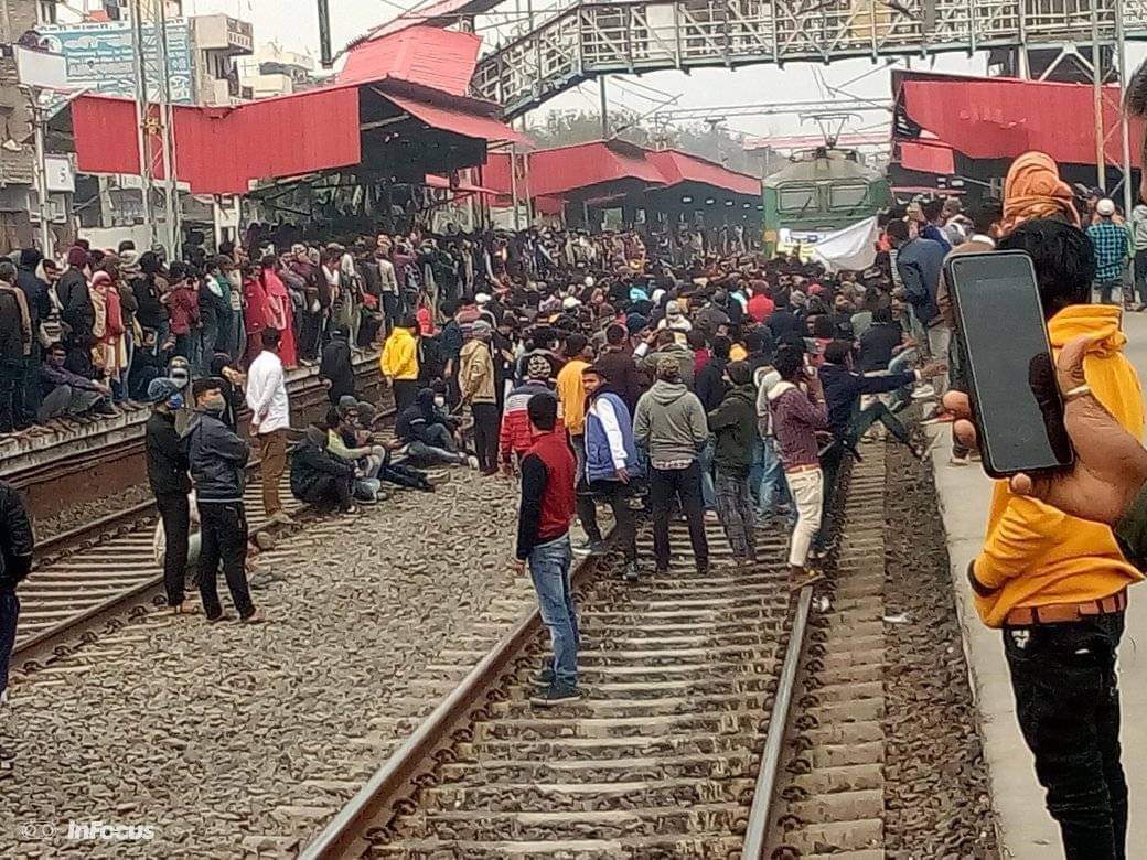 brajeshkrSony's tweet photo. ऐसी तस्वीरें उम्मीद को जिन्दा रखतीं हैं.... 
ऐसी तस्वीरों मे जो युवा पीढ़ी के लोग हैं न...
वो जिन्दा लोग हैं! रेलवे की परीक्षा में गड़बड़ी के खिलाफ बिहार के पटना राजेंद्र नगर टर्मिनल एवं आरा स्टेशन पर छात्रों का हुजुम।
#no_cbt_2_in_group_d https://t.co/gB2N0PAQZ4