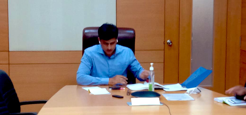 prsprateek's tweet photo. So this is how Twitter discussion looks like. https://t.co/YssXaSfLhU