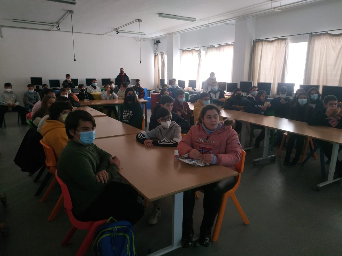 biogeodani's tweet photo. Pues ya estamos en marcha otra vez. Me encanta enseñar y adoro las aves, y de esa mezcla surge de nuevo #Educaves, enmarcado en el programa ALDEA (@EcoescuelasAND) de @EducaAnd. 
Hoy, charla inaugural en el @marismastuto. https://t.co/gI1Z1dzmOp