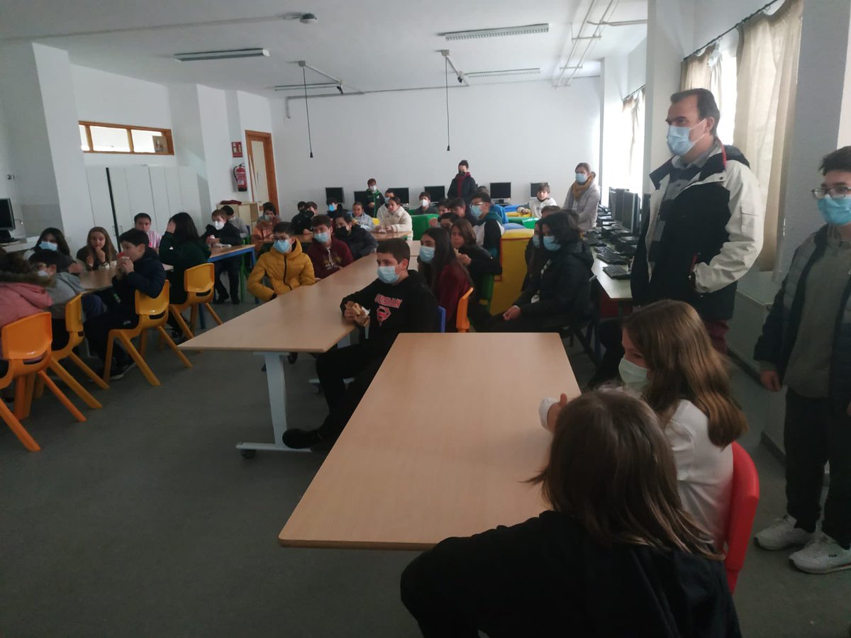 biogeodani's tweet photo. Pues ya estamos en marcha otra vez. Me encanta enseñar y adoro las aves, y de esa mezcla surge de nuevo #Educaves, enmarcado en el programa ALDEA (@EcoescuelasAND) de @EducaAnd. 
Hoy, charla inaugural en el @marismastuto. https://t.co/gI1Z1dzmOp