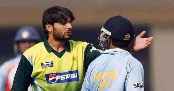 DilKNawabR's tweet photo. If Agy Dakh had a face:
#Just_like
کھوتی کے بچے آگے دیکھ ⚠️
#PSLAnthem https://t.co/6rrOlfLpHO