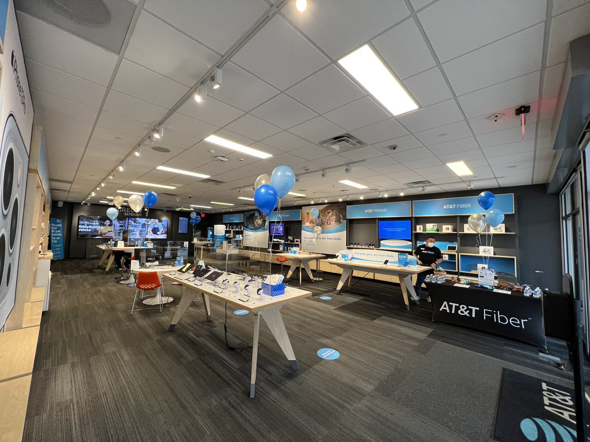 WionJustin's tweet photo. AT&amp;T Meyerland ready for the launch of new simplified pricing for Fiber!!! @STXspeaks @ATT @Katetiffneratt @DorcasTylerTX #lifeatatt https://t.co/qG7VcgLT0V