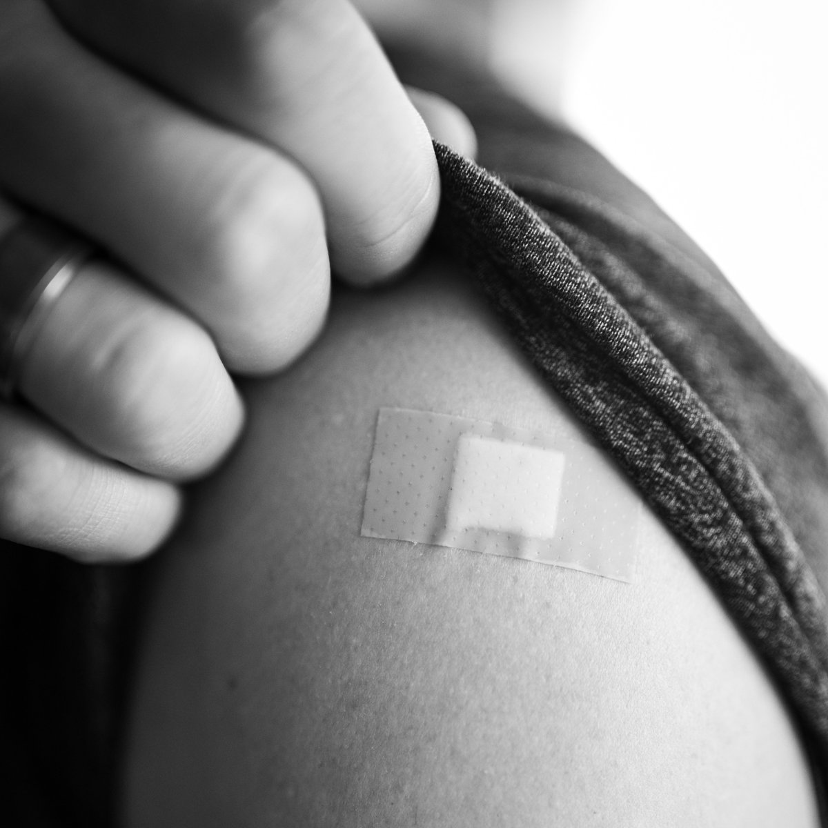 Foto von einem Pflaster auf dem Arm nach erfolgreicher Impfung. 