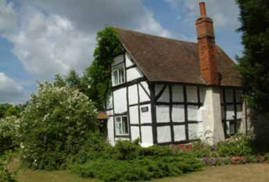 TheHolidayCots's tweet photo. Don't miss out on the opportunity to stay at the 17th Century Tudor Cottage in Barton. They only have the last 2 weeks in March available. Get booked in today.
🛌Sleeps 1-4
https://t.co/mMpM5mecyk
#Barton #Alcester #Warwickshire #MarchDates #Fishing #Features #Riverside https://t.co/rvshIkN3Rq